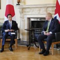 ジョンソン英首相（右）と会談する岸田首相＝5日、ロンドン（共同）