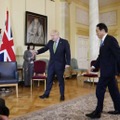ジョンソン英首相との会談に臨む岸田首相（右）＝5日、ロンドン（共同）