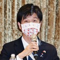 6日、台北市で記者会見する自民党青年局の鈴木憲和局長代理（共同）