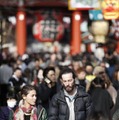 東京・浅草を観光する外国人旅行者ら＝2020年1月