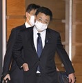首相官邸を出る松野官房長官＝7日午後3時4分