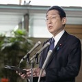 記者団の取材に応じる岸田首相＝9日午前、首相官邸