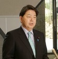 記者団の取材に応じる林外相＝9日午前、外務省