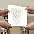 林外相から韓国の尹錫悦大統領に手渡された、岸田首相の親書＝10日、ソウル（聯合＝共同）