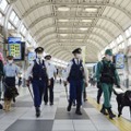 JR品川駅構内を合同パトロールする警察官ら＝11日午前