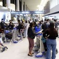 成田空港の到着ロビーに出て、検疫中の家族や友人を待つ入国者ら＝4月7日