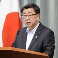 記者会見する松野官房長官＝11日午前、首相官邸