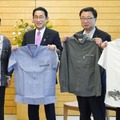 沖縄県の照屋義実副知事（左端）から贈られた「かりゆし」を手にする（同2人目から）岸田首相、松野官房長官、西銘沖縄北方相＝11日午後、首相官邸