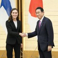 首脳会談を終え、共同記者発表で握手するフィンランドのマリン首相（左）と岸田首相＝11日午後、首相官邸