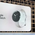 11日、米グーグルの開発者会議で発表された腕時計型端末「ピクセルウオッチ」（同社提供・共同）
