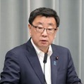 記者会見する松野官房長官＝12日午前、首相官邸