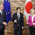 定期首脳協議を前に、記念撮影で笑顔の（左から）EUのミシェル大統領、岸田首相、フォンデアライエン欧州委員長＝12日午前、首相官邸