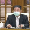 朝鮮労働党の政治局会議の冒頭、マスクを着けて臨む金正恩総書記。北朝鮮の朝鮮中央テレビが12日放映した（共同）