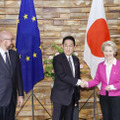 定期首脳協議を前に、EUのフォンデアライエン欧州委員長（右）と握手する岸田首相。左はミシェル大統領＝12日午前、首相官邸