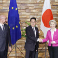 定期首脳協議を前に、EUのフォンデアライエン欧州委員長（右）と握手する岸田首相。左はミシェル大統領＝12日午前、首相官邸