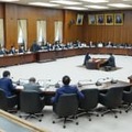 憲法改正の手続きを定める国民投票法を巡り、討議する衆院憲法審査会＝12日午前