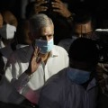 コロンボの寺院を訪れたスリランカのウィクラマシンハ新首相＝12日（AP＝共同）
