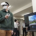 VR横断歩行シミュレーターを体験する滋賀大の学生＝4月、滋賀県彦根市