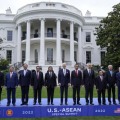 ホワイトハウスで記念撮影するバイデン米大統領（中央）とASEAN各国首脳＝12日、ワシントン（AP＝共同）