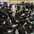 3月1日、合同会社説明会に集まった就職活動の学生ら＝大阪市