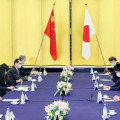 中国の王毅国務委員兼外相（左端）と会談する茂木外相（右端）＝2020年11月、東京都港区