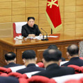 朝鮮労働党の政治局協議会に臨む金正恩総書記＝14日、平壌（朝鮮中央通信＝共同）