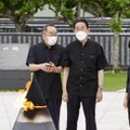 沖縄戦犠牲者らの名前が刻まれた「平和の礎」を訪れた岸田首相（中央）＝14日午後、沖縄県糸満市の平和祈念公園