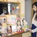 昨年9月、小倉美咲さんの写真などを見つめる母とも子さん＝千葉県成田市の自宅