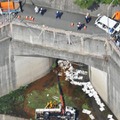 トンネル点検の準備中に、土砂をためる池に転落した作業車＝16日午後2時46分、広島市西区（共同通信社ヘリから）