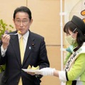 茨城県鉾田市特産のメロンを贈られ、試食する岸田首相＝16日午後、首相官邸