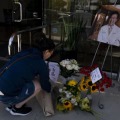 16日、米西部カリフォルニア州で銃撃事件の犠牲者を悼む台湾からの移民（AP＝共同）
