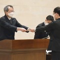 新任判事補に辞令を手渡す最高裁の大谷直人長官＝17日午後、最高裁