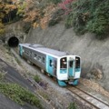 JR四国の高徳線を走る車両＝2020年、高松市