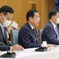 全世代型社会保障構築本部の会合であいさつする岸田首相（左から2人目）＝17日午後、首相官邸