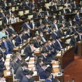 出席議員数の抑制を解除し開かれた衆院本会議＝17日午後