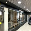 ロシア極東ウラジオストクの大型商業施設で、営業を停止したマクドナルドの店舗＝3月（共同）