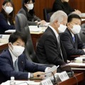衆院憲法審査会に出席した自民党の新藤義孝氏（前列右）と立憲民主党の奥野総一郎氏（手前）＝19日午前
