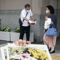 行方不明の吉川友梨さんの情報提供を呼びかける父親の永明さん（奥左）＝20日午後、大阪・難波