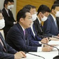 犯罪対策閣僚会議であいさつする岸田首相（左から2人目）＝20日午前、首相官邸