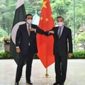 パキスタンの外相（左）と写真に納まる中国の王毅国務委員兼外相＝22日、中国広東省広州（中国外務省の「微博（ウェイボ）」から、共同）