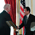 共同記者会見を終え、握手する岸田首相（右）とバイデン米大統領＝23日午後、東京・元赤坂の迎賓館（代表撮影）