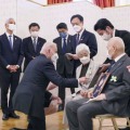 北朝鮮による拉致被害者家族と面会するバイデン米大統領（手前左）＝23日午後、東京・元赤坂の迎賓館（内閣広報室提供）