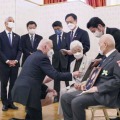 拉致被害者家族と抱擁、米大統領 画像