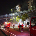 火災が発生した大王製紙三島工場で消火活動する消防団員ら＝23日夜、愛媛県四国中央市