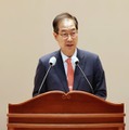 23日、就任式で演説する韓国の韓悳洙新首相＝世宗市（聯合＝共同）