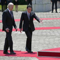 首脳会談前の歓迎式典に臨むバイデン米大統領（左）と岸田首相＝23日午前、東京・元赤坂の迎賓館（AP＝共同）