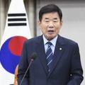 24日、韓国の次期国会議長候補に選出され所感を述べる野党「共に民主党」の金振杓議員＝ソウル（共同）