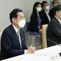 月例経済報告等に関する関係閣僚会議に臨む岸田首相（左）＝25日午前、首相官邸