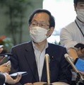 記者団の取材に応じる公明党の竹内政調会長＝25日午前、首相官邸