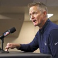 米プロバスケットボールNBAのマーベリックスとの試合前に、テキサス州の小学校での銃乱射事件を受け記者会見で意見を表明するウォリアーズのスティーブ・カー監督＝24日、ダラス（サンフランシスコ・クロニクル提供・AP＝共同）